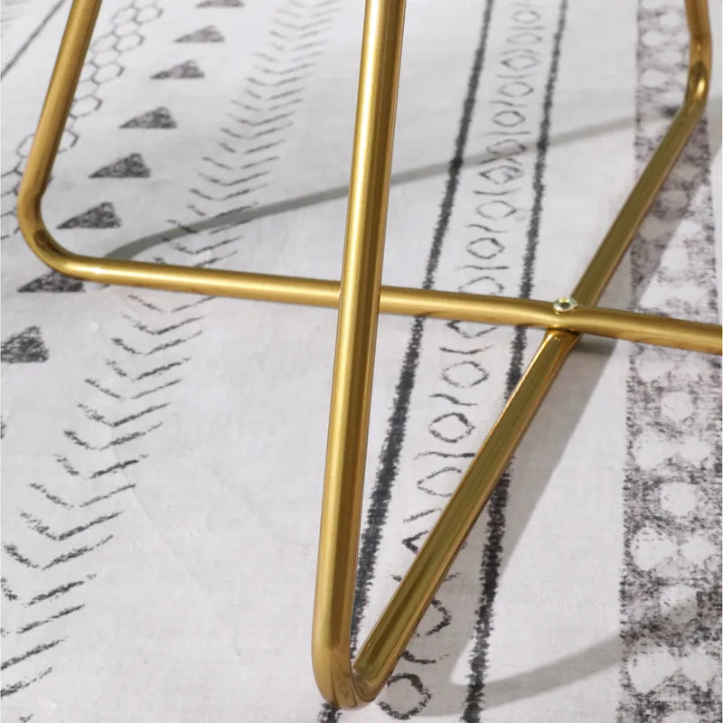 Poltrona imbottita in poliestere da 28" con base dorata
