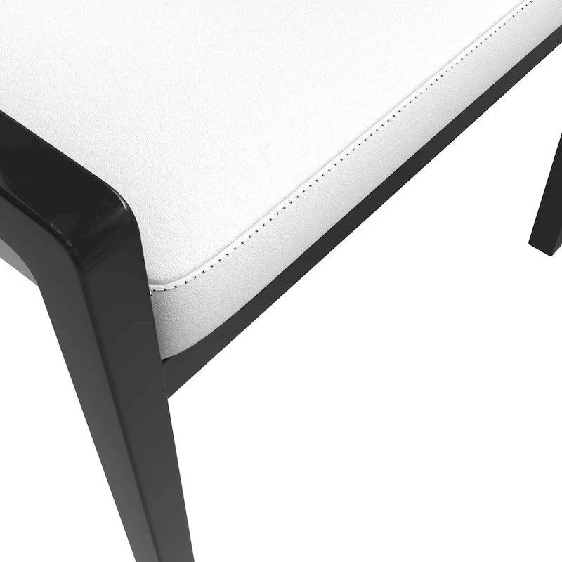 Sedia da pranzo in pelle con schienale aperto curvo e gambe in legno di gomma