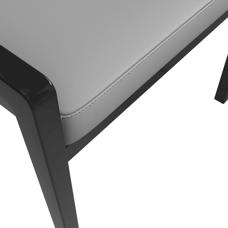Sedia da pranzo in pelle con schienale aperto curvo e gambe in legno di gomma